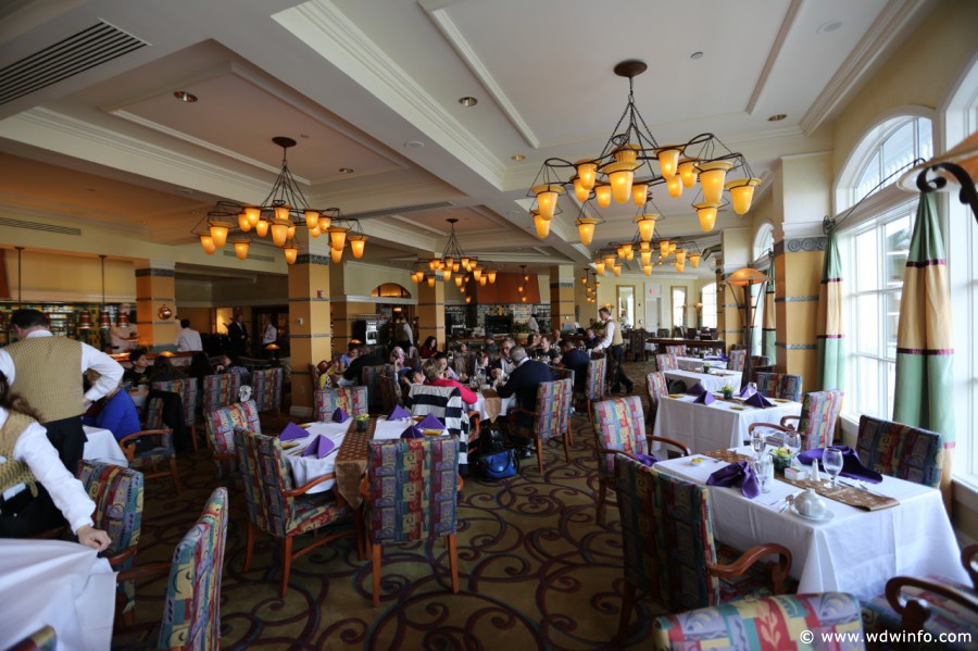 Grand Floridian Restaurant | Fine Dining restaurant With People Enjoying Their Food