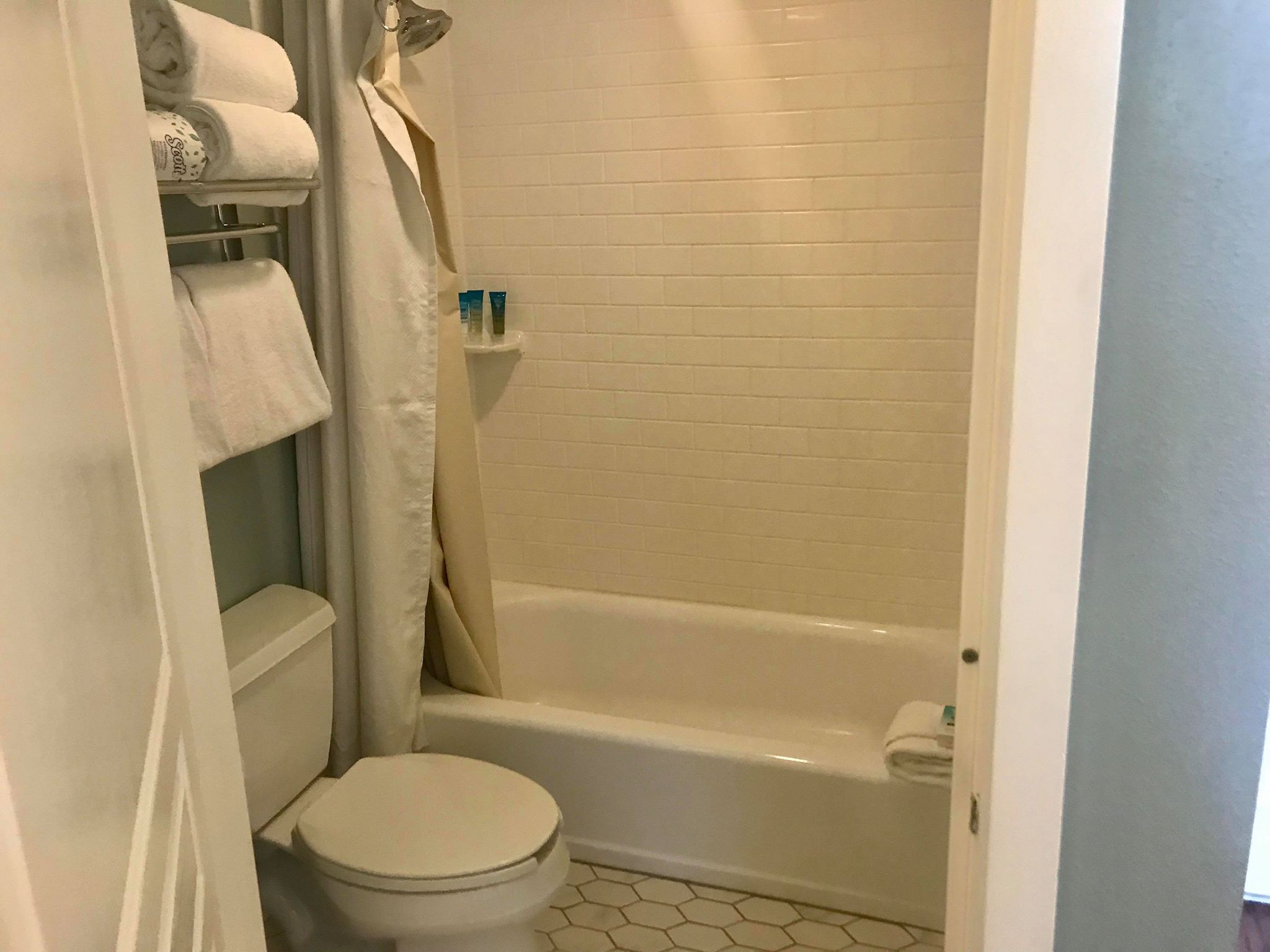 Boardwalk Villas Deluxe Studio | Bathroom With Toilet and Bathtub 