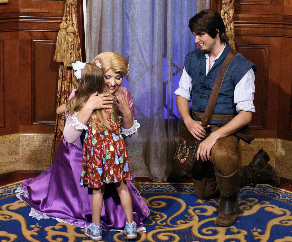 mickeys-very-merry-christmas-party-rapunzel-flynn-rider-hug.jpg